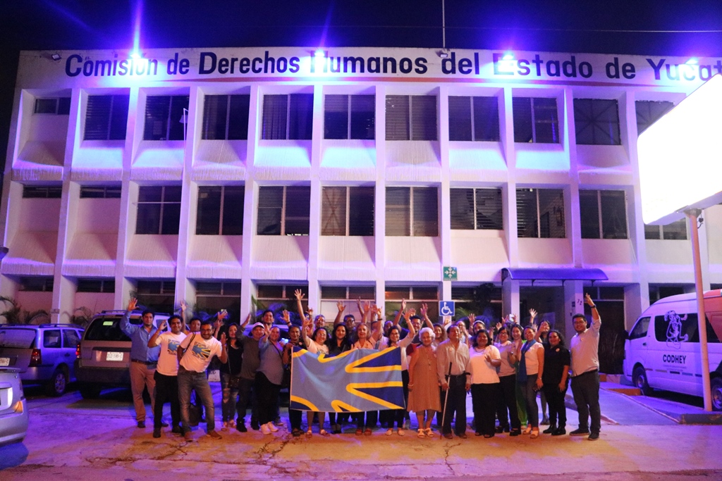 La CODHEY ilumina su edificio en Yucatán con los colores de la bandera de la comunidad sorda, honrando el Día Internacional de las Lenguas de Señas.