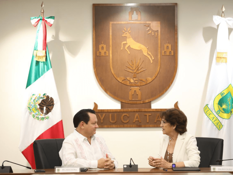 Concluye la entrega-recepción del Gobierno de Yucatán entre María Fritz Sierra y el Gobernador electo Joaquín Díaz Mena, firmando el acta oficial.