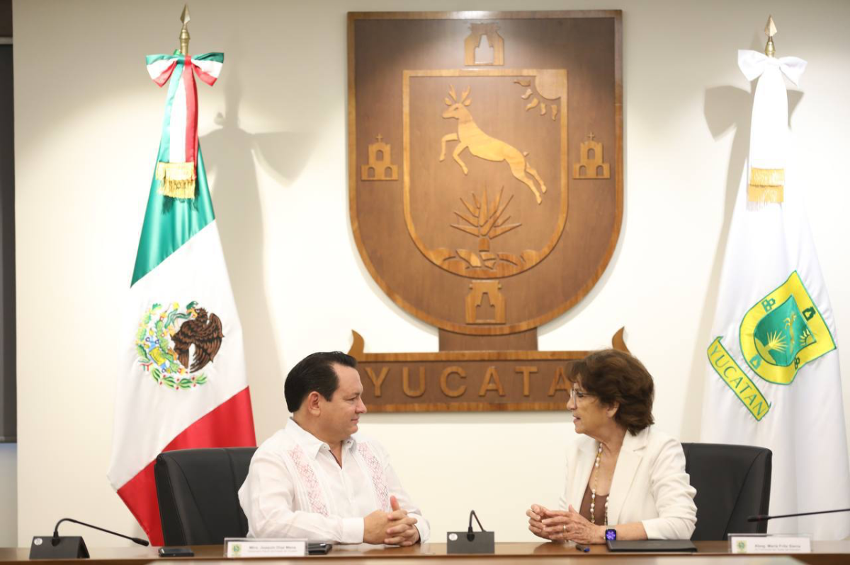 Concluye la entrega-recepción del Gobierno de Yucatán entre María Fritz Sierra y el Gobernador electo Joaquín Díaz Mena, firmando el acta oficial.