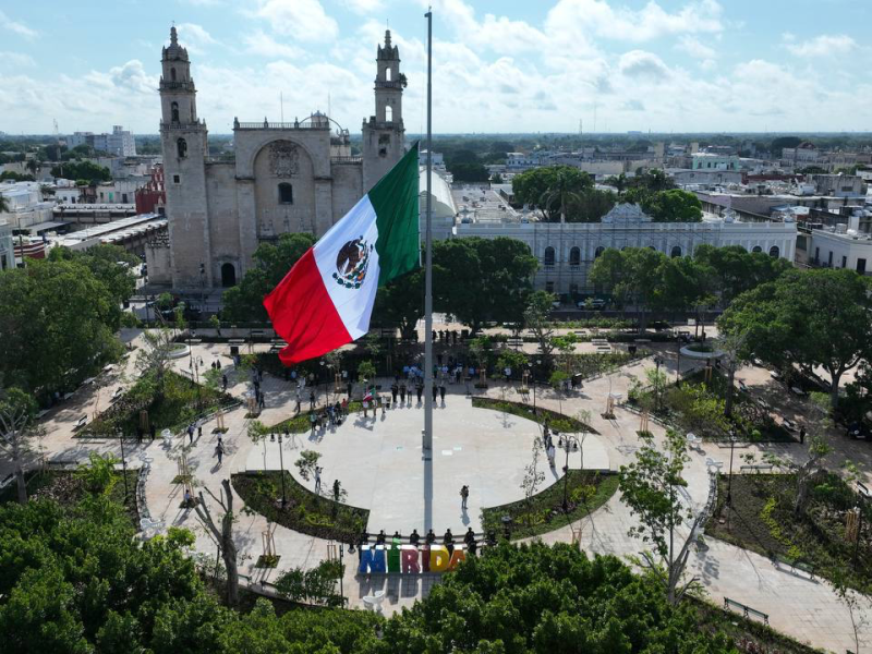 La bandera de México ondea en la remodelada Plaza Grande de Mérida. María Fritz Sierra encabezó la ceremonia con autoridades civiles y militares