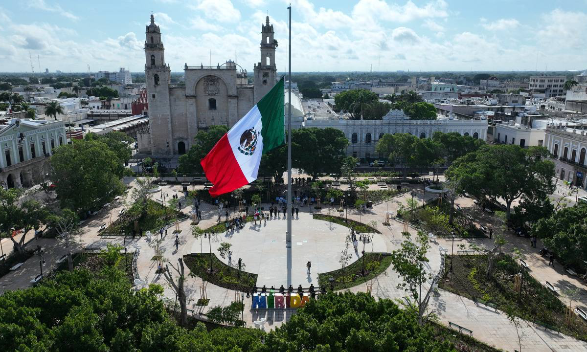 La bandera de México ondea en la remodelada Plaza Grande de Mérida. María Fritz Sierra encabezó la ceremonia con autoridades civiles y militares