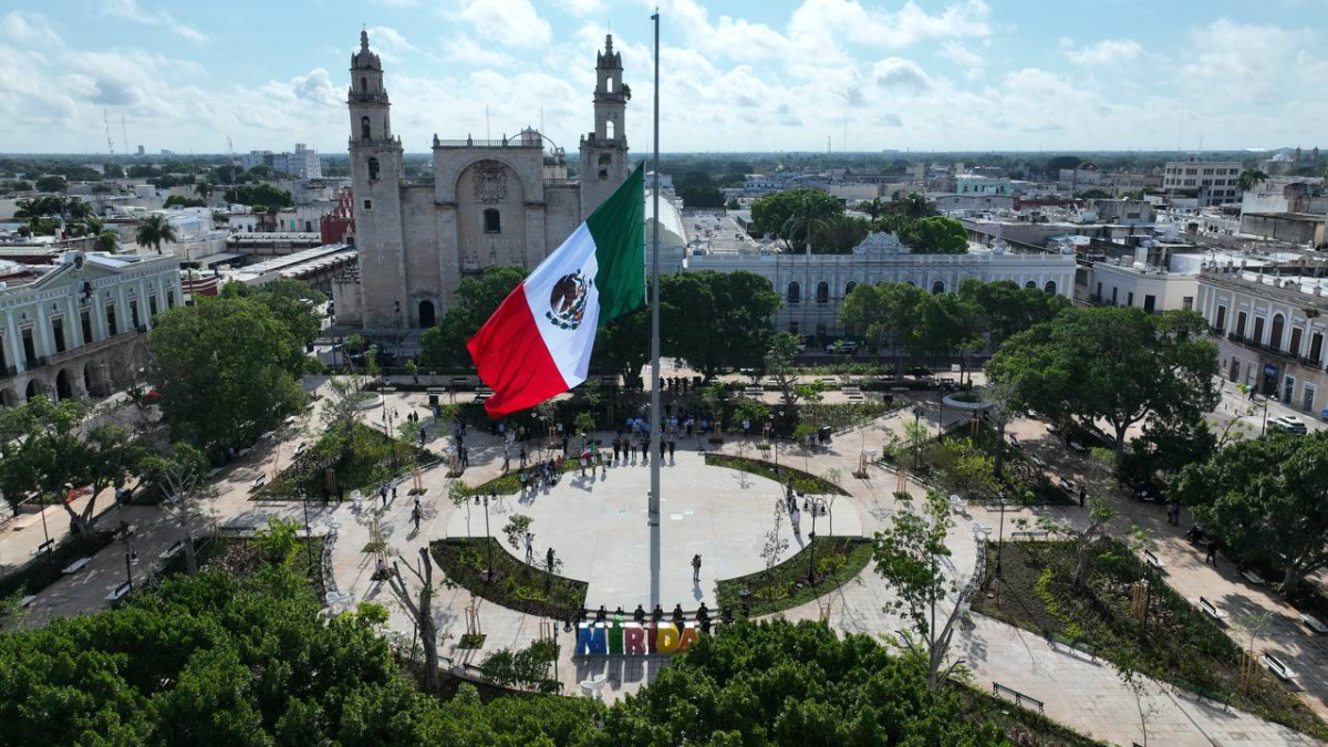 La bandera de México ondea en la remodelada Plaza Grande de Mérida. María Fritz Sierra encabezó la ceremonia con autoridades civiles y militares