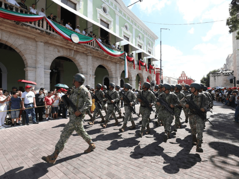 Familias yucatecas celebran el 16 de septiembre en Mérida con un desfile cívico-militar, encabezado por María Fritz Sierra, con 66 contingentes y 5,302 participantes.