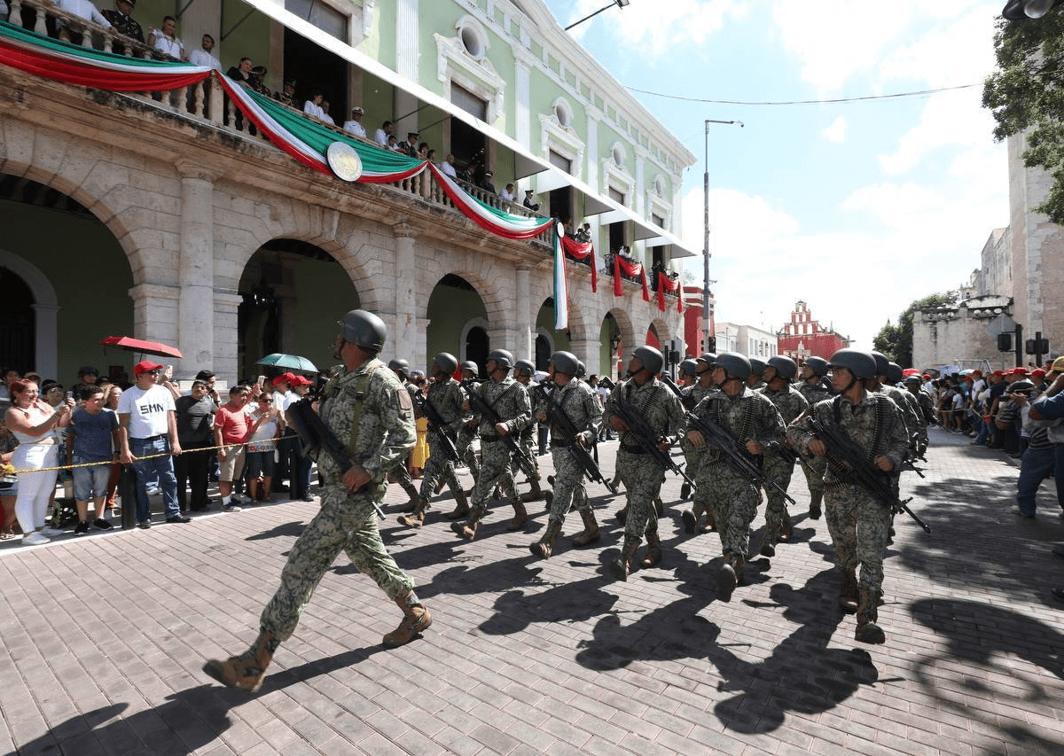 Familias yucatecas celebran el 16 de septiembre en Mérida con un desfile cívico-militar, encabezado por María Fritz Sierra, con 66 contingentes y 5,302 participantes.