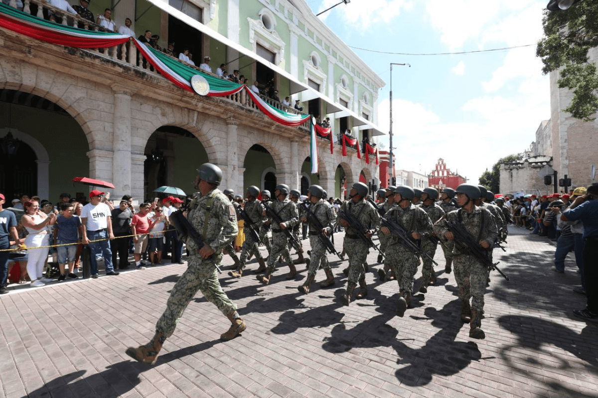 Familias yucatecas celebran el 16 de septiembre en Mérida con un desfile cívico-militar, encabezado por María Fritz Sierra, con 66 contingentes y 5,302 participantes.