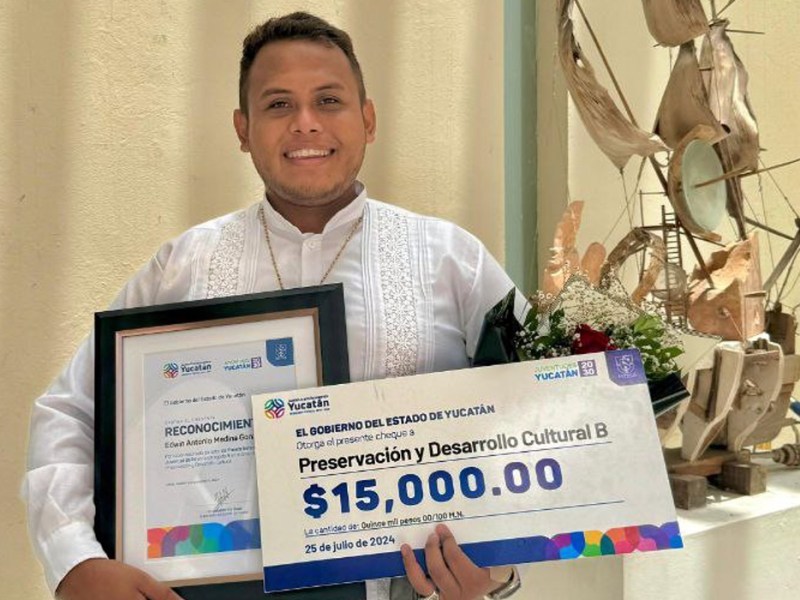 Edwin Antonio Medina recibe el Premio Estatal de la Juventud por su destacada labor en la promoción de la lengua maya en Yucatán. Con su compromiso en la enseñanza y en actividades culturales, Medina está marcando la diferencia en la preservación de esta lengua ancestral. Conoce más sobre su valioso esfuerzo y su impacto en la conservación del patrimonio cultural