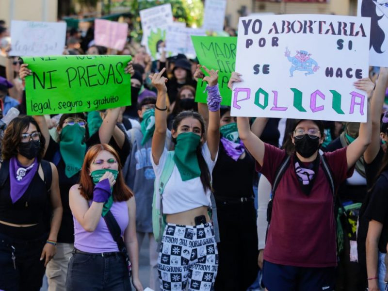 El Congreso de Jalisco aprueba la despenalización del aborto en sesión plenaria, modificando el Código Penal para cumplir con un mandato judicial.