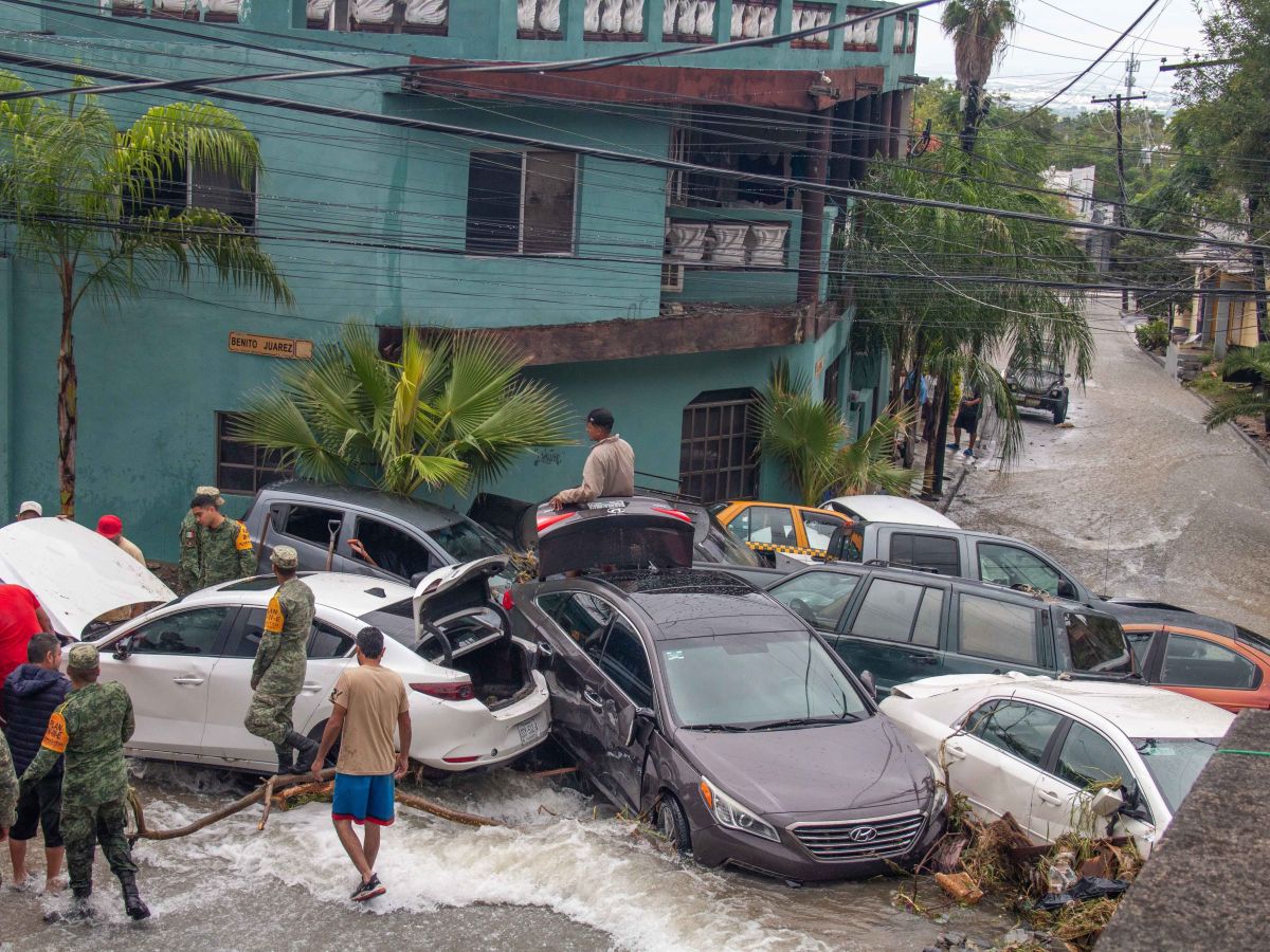 Las lluvias en Guadalupe, Nuevo León, provocaron daños graves al arrastrar vehículos. Se prevé que continúe el mal clima por dos días más.