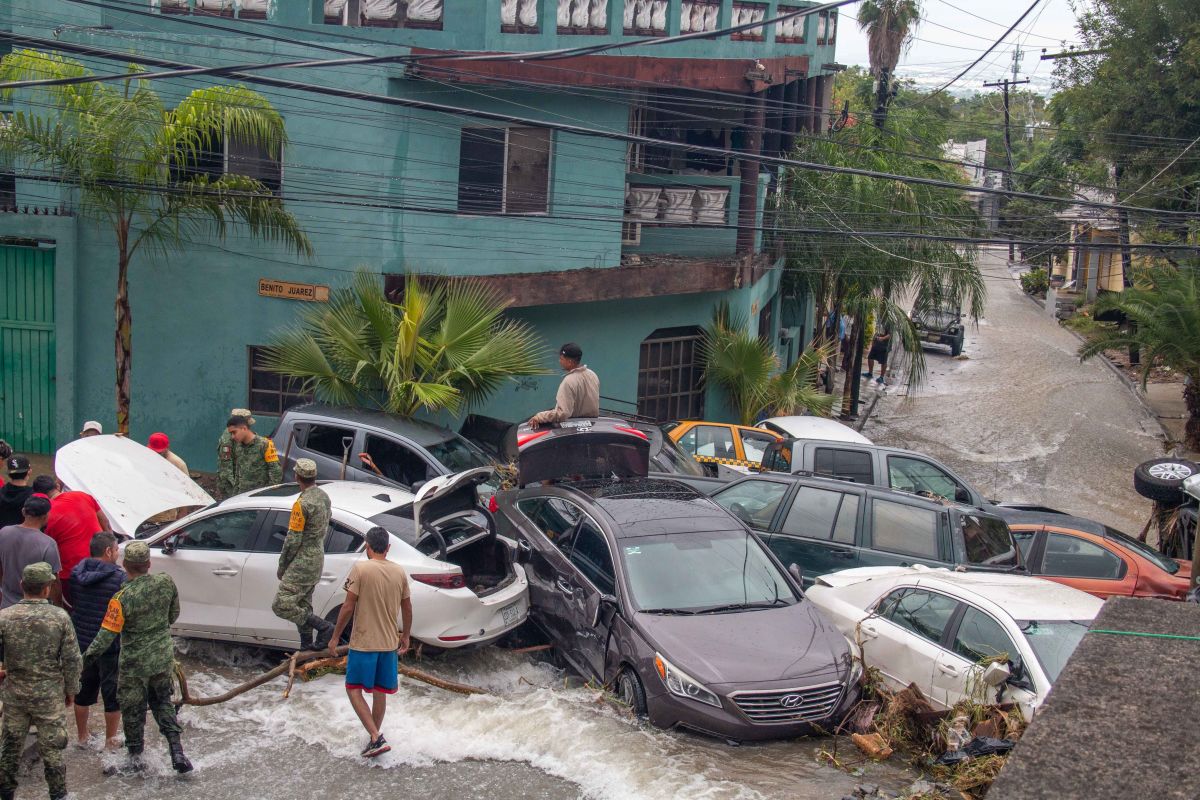 Las lluvias en Guadalupe, Nuevo León, provocaron daños graves al arrastrar vehículos. Se prevé que continúe el mal clima por dos días más.