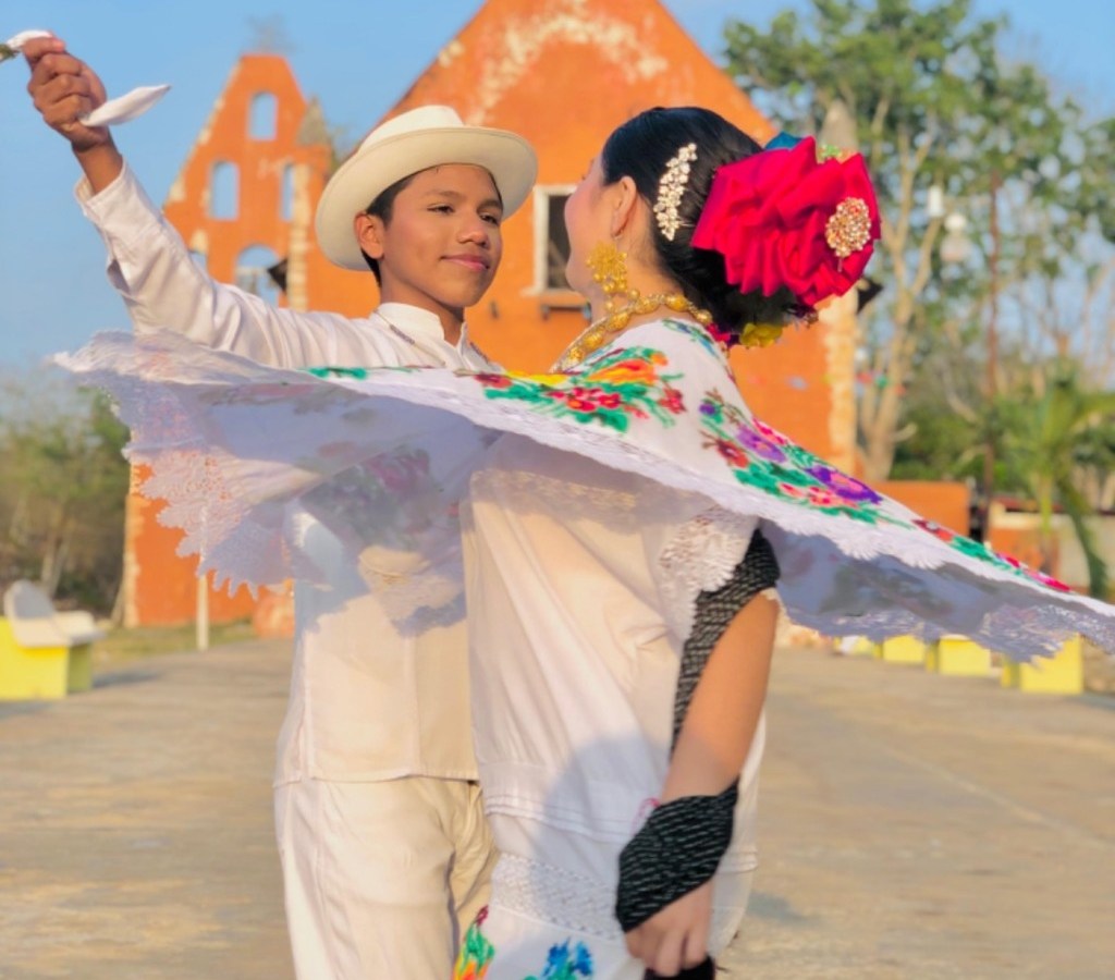 El Concurso Nacional de Fotografía “Retratos Visuales: Voces Comunitarias” celebra la cultura yucateca y la creatividad estudiantil.