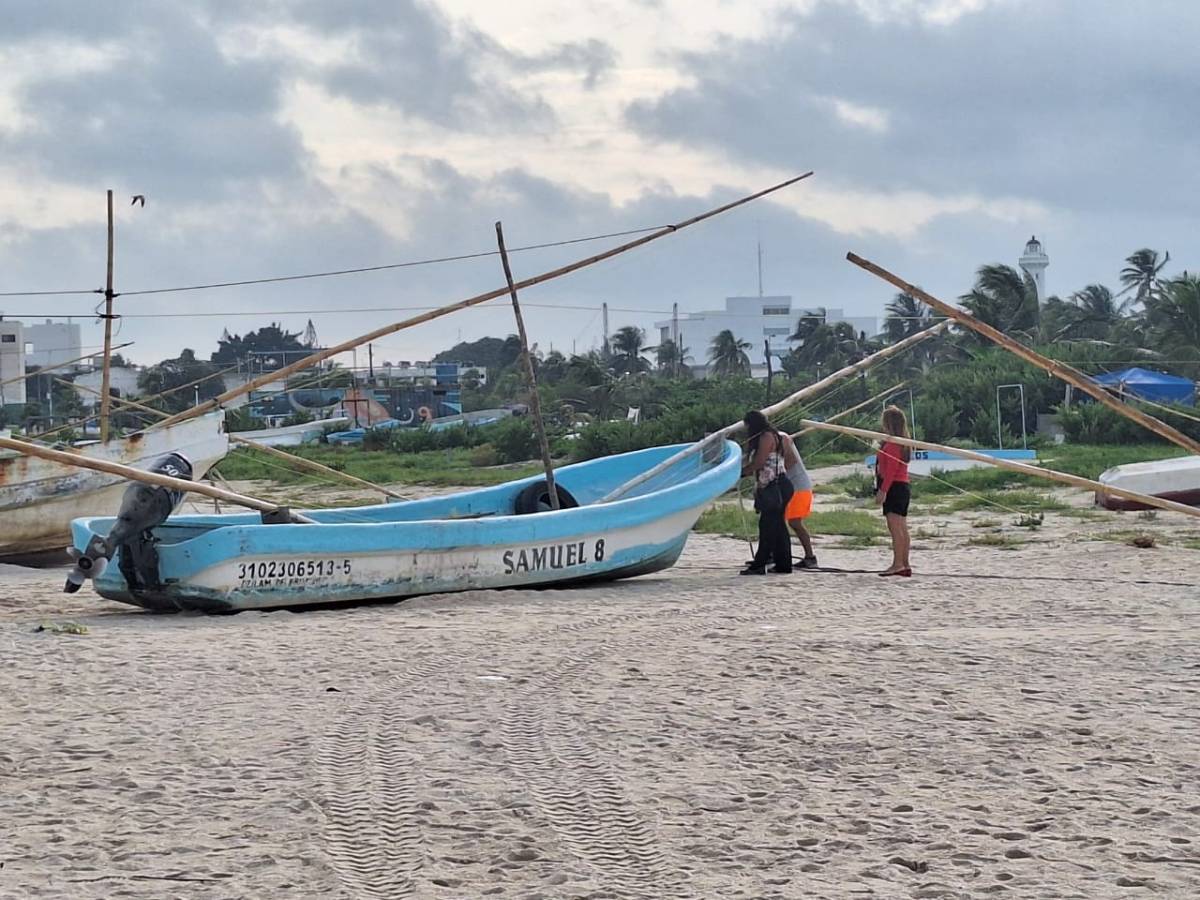 Gobierno de Yucatán pide a la población resguardarse ante la llegada del huracán Milton, que afectará la costa este lunes por la noche.