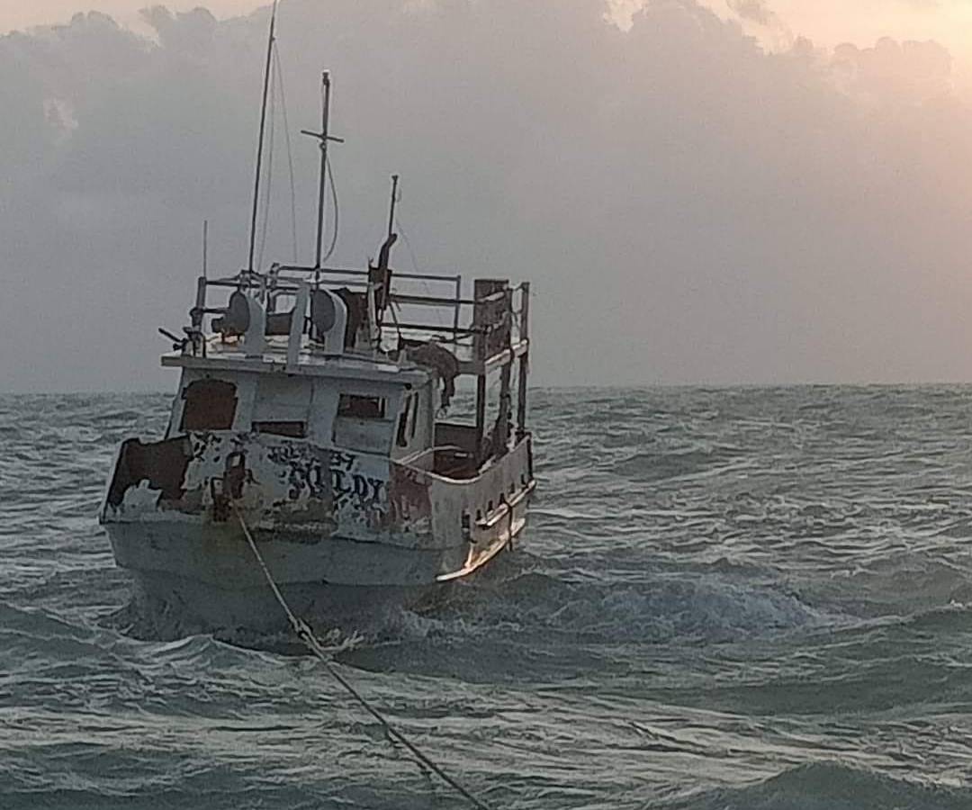 Localizan la embarcación "Neldy" tras el paso del huracán Milton, pero 11 pescadores siguen desaparecidos. Continúan las labores de búsqueda.