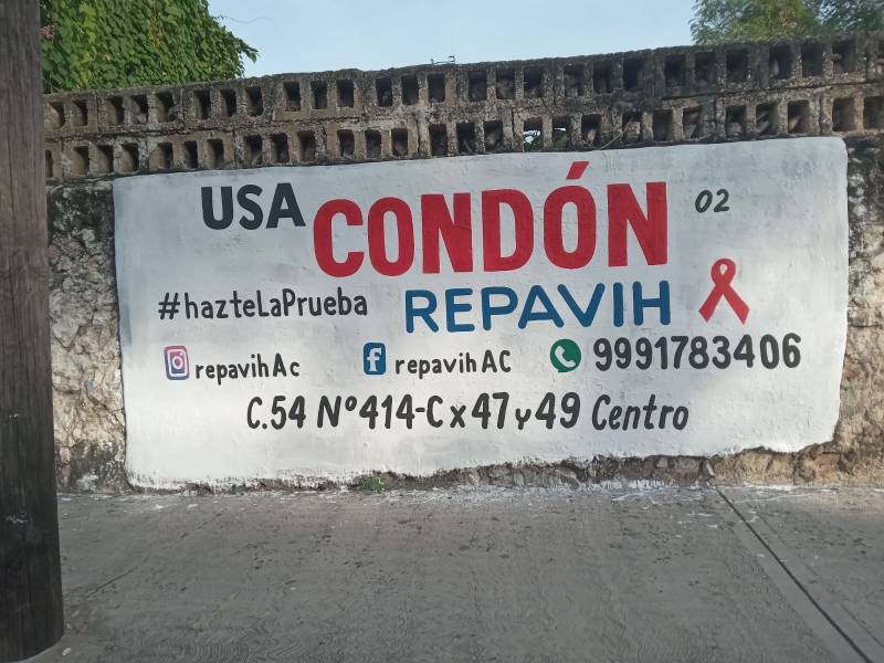 Campaña en Yucatán promueve el uso del condón para prevenir el VIH. Bardas pintadas buscan concientizar y fomentar pruebas de detección.