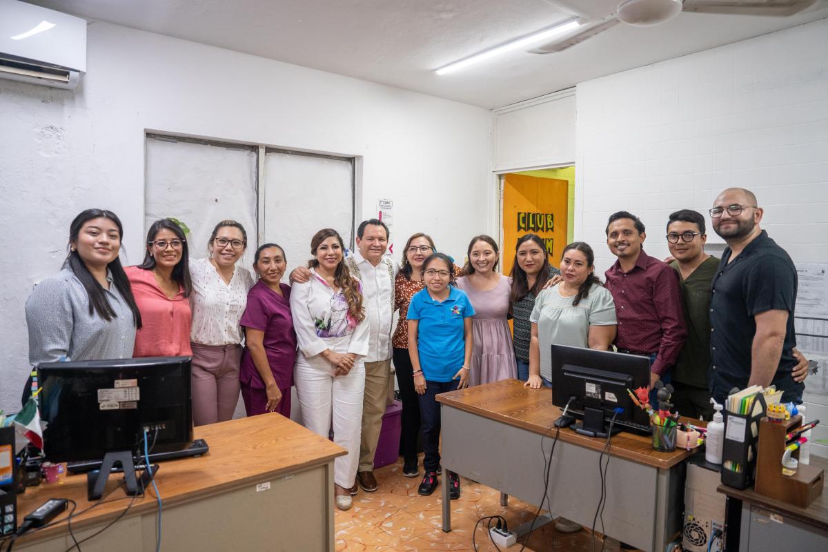 El Gobernador Díaz Mena y su esposa, Wendy Méndez Naal, visitan el DIF Yucatán para supervisar acciones en favor de infancias, mujeres y adultos mayores.