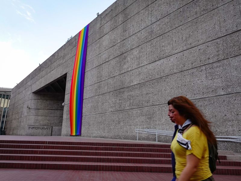 CONAPRED sanciona al SNTI por destruir bandera LGBTQ+. El sindicato deberá ofrecer disculpas públicas y reparar los daños a la comunidad.