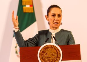 Claudia Sheinbaum busca diálogo con empresarios para consenso sobre la reforma de 40 horas laborales y el aumento del salario mínimo.