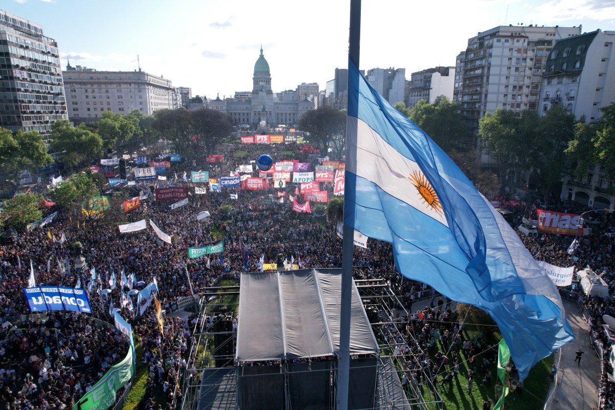 El Senado de Argentina protesta contra el veto de Milei al presupuesto universitario tras una marcha masiva por la educación pública.