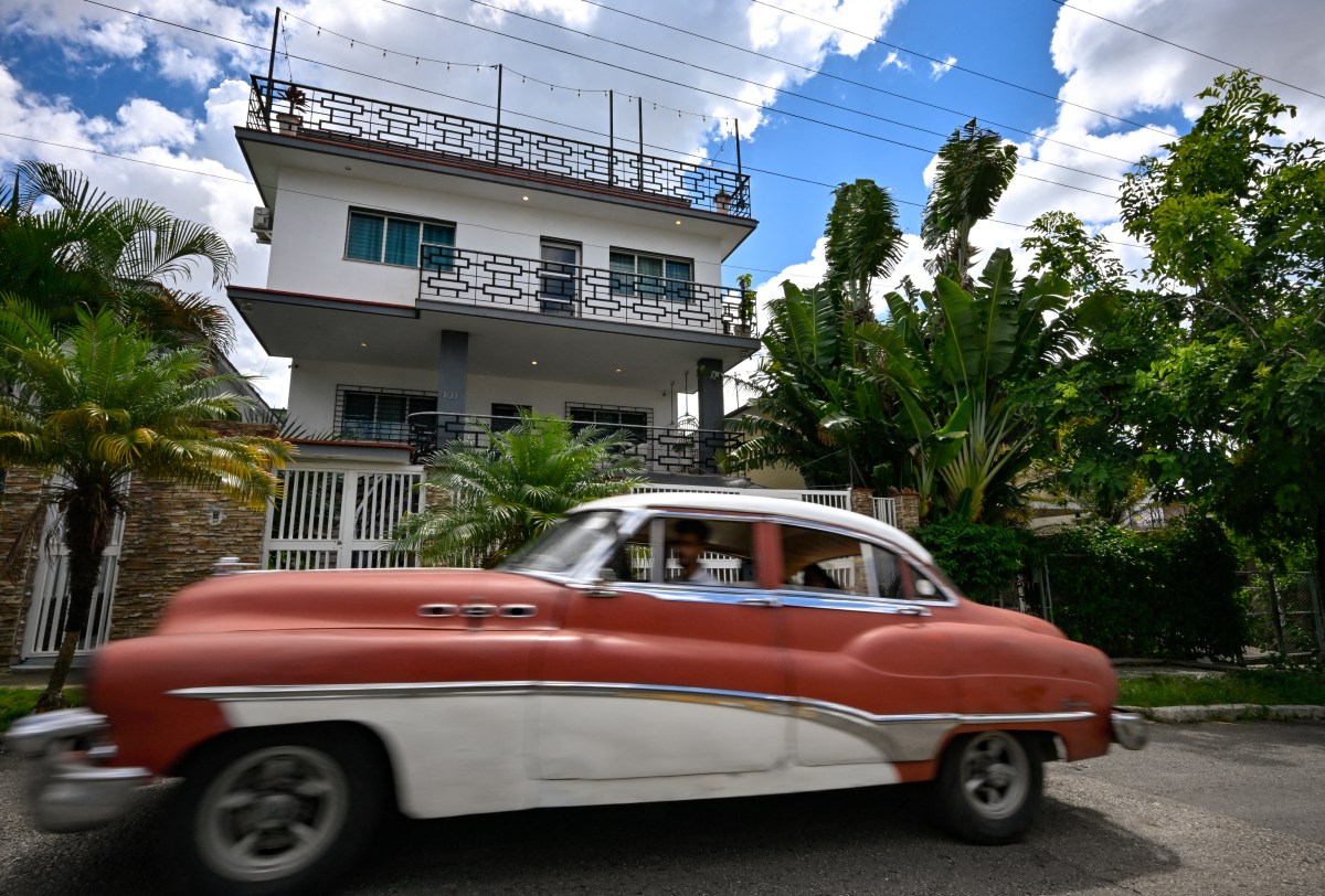 Los cubanos cuidan las casas deshabitadas por la migración masiva. El éxodo ha dejado propiedades vacías y un mercado inmobiliario debilitado.