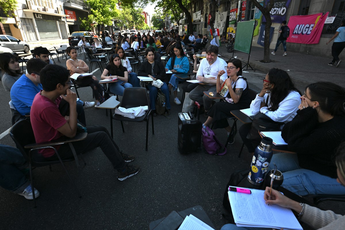 Estudiantes argentinos se rebelan contra el ajuste presupuestario de Milei, protestando por recortes a las universidades públicas.