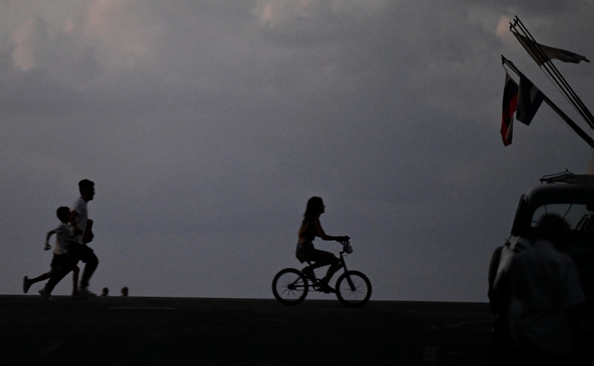 La mitad de La Habana recupera luz en el cuarto día de apagón en Cuba, mientras la tormenta Oscar impacta el este del país sin causar mayores daños.