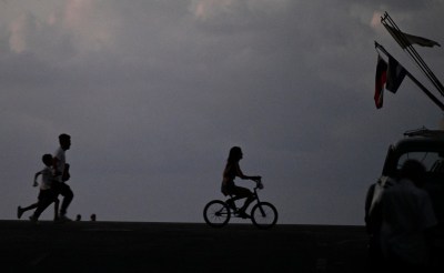 La mitad de La Habana recupera luz en el cuarto día de apagón en Cuba, mientras la tormenta Oscar impacta el este del país sin causar mayores daños.