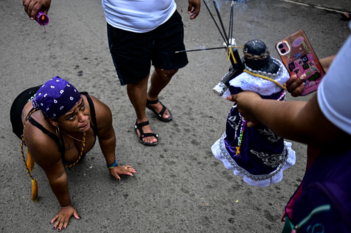 Cientos de panameños se arrastran por Portobelo en veneración al Cristo Negro, en una tradición de fe y sacrificio profundamente arraigada.