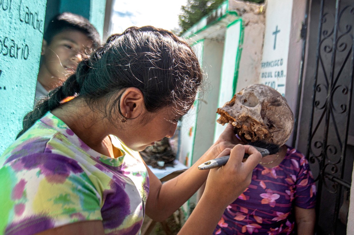 En Pomuch, Campeche, mujeres realizan rituales de limpieza de cráneos para el Día de Muertos, uniendo la vida y la muerte.