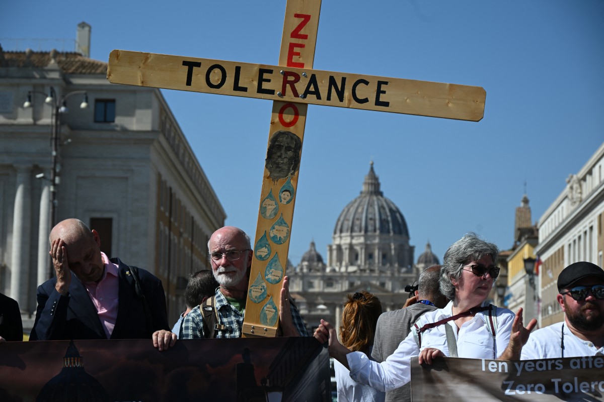 El Vaticano insta a agilizar la destitución de sacerdotes acusados de abuso, y destaca la necesidad de acompañar a las víctimas en un informe reciente.