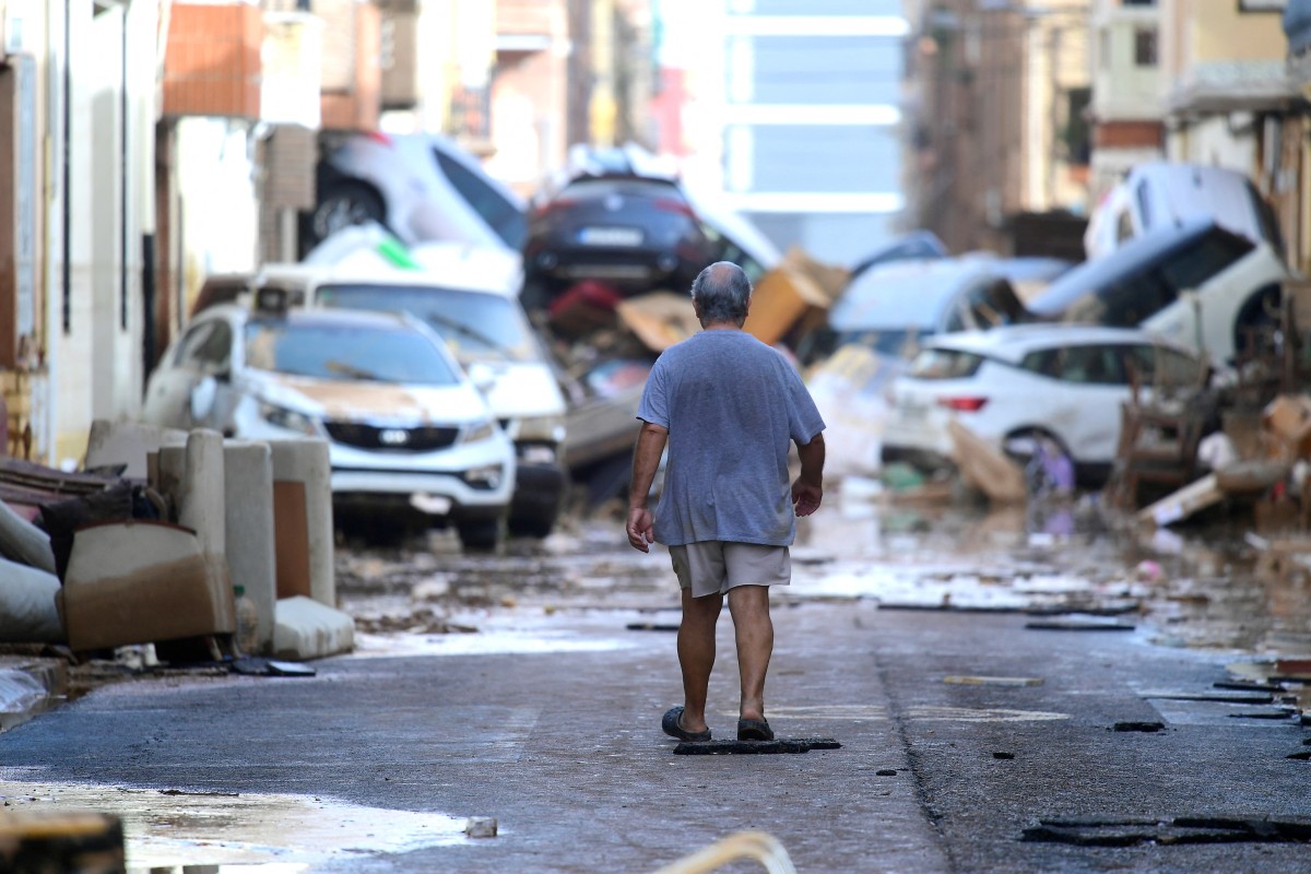 Al menos 72 personas han muerto en Valencia, España, debido a devastadoras inundaciones que han aislado pueblos y causado gran destrucción.