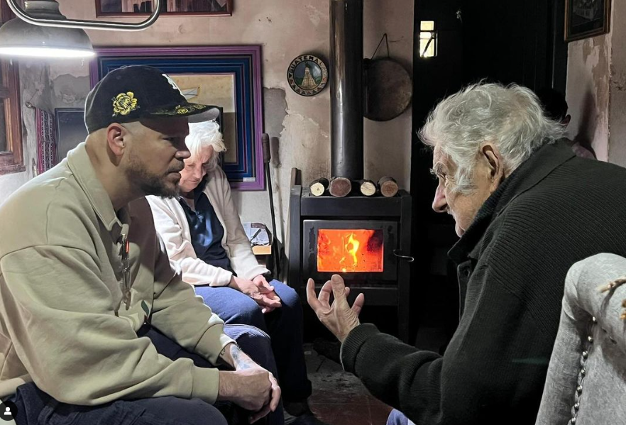 El expresidente José "Pepe" Mujica recibió al rapero Residente en Uruguay, instándolo a seguir alzando su voz en su gira "Las letras ya no importan."