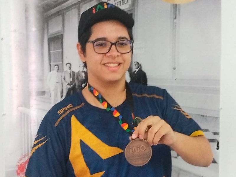 Estudiante de la UADY, Daniel Herrera, gana medalla de bronce en la Olimpiada Internacional de Inteligencia Artificial en Arabia Saudita.