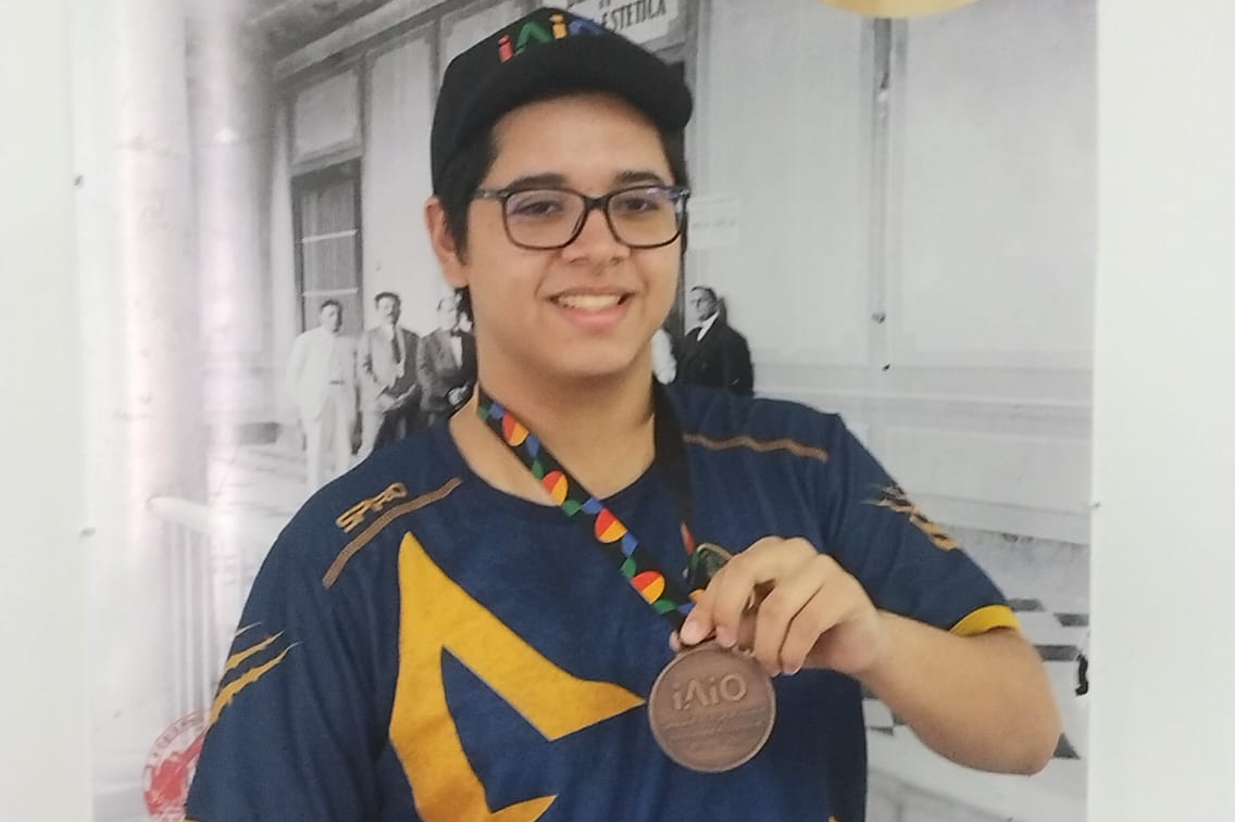 Estudiante de la UADY, Daniel Herrera, gana medalla de bronce en la Olimpiada Internacional de Inteligencia Artificial en Arabia Saudita.