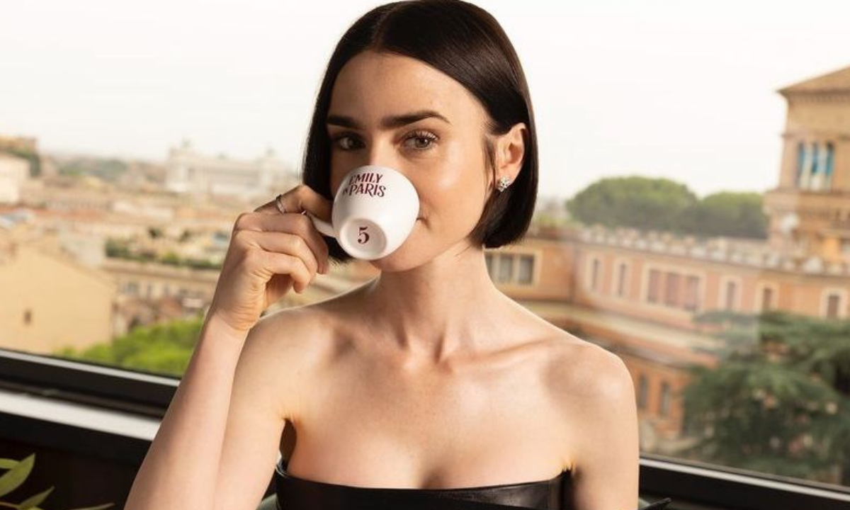 Foto: @emilyinparis Emily nos enseña que por medio de su taza se viene la temporada 5