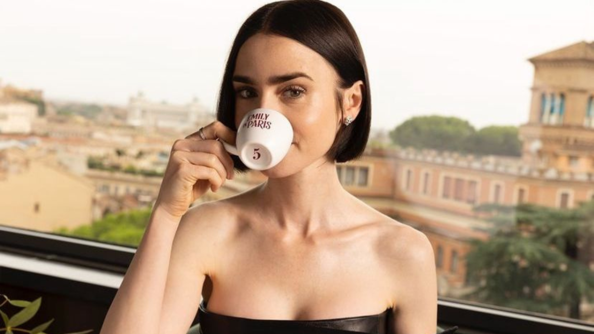 Foto: @emilyinparis Emily nos enseña que por medio de su taza se viene la temporada 5