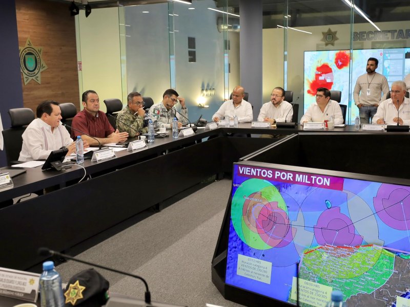 El gobernador Joaquín Díaz Mena alerta sobre el huracán Milton y llama a la evacuación de la costa yucateca para proteger a la población.