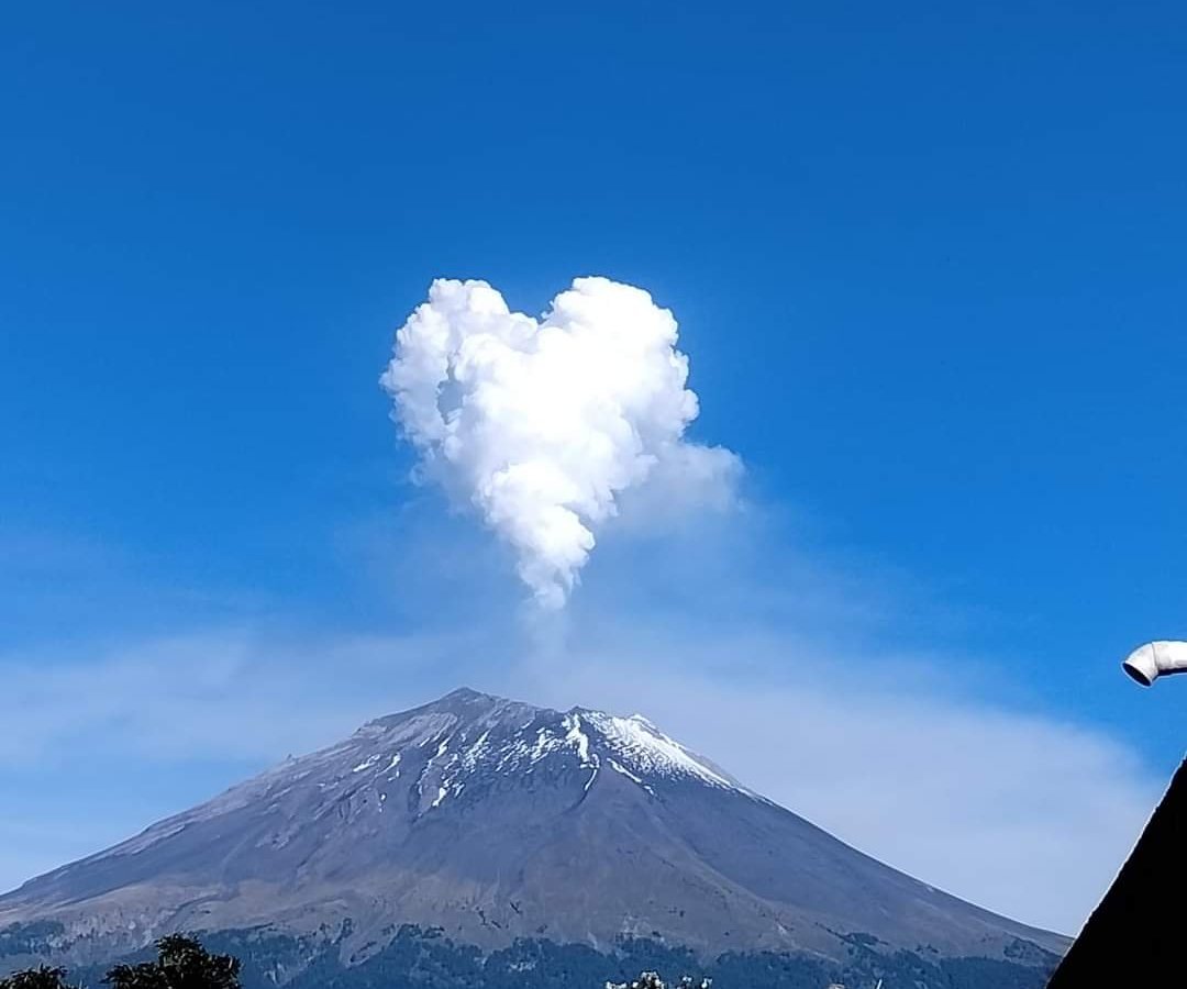 "El Popocatépetl sorprende con una fumarola en forma de corazón. Descubre los detalles de su actividad volcánica reciente."