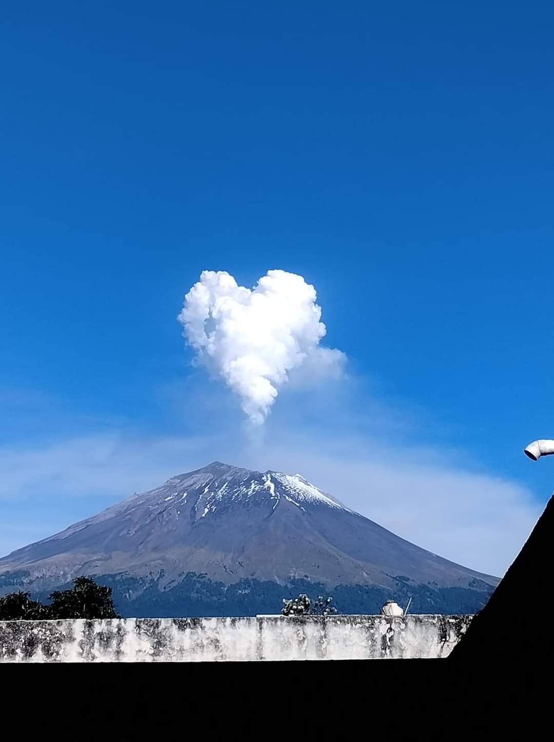 "El Popocatépetl sorprende con una fumarola en forma de corazón. Descubre los detalles de su actividad volcánica reciente."