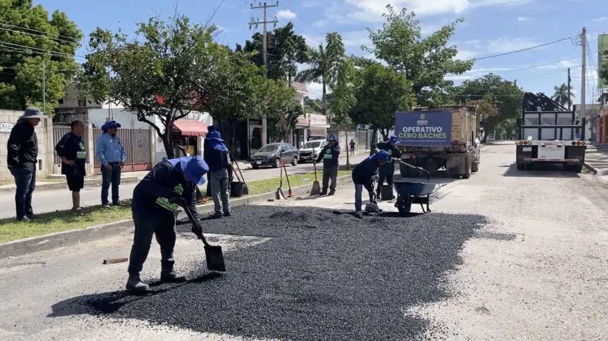 El Ayuntamiento de Mérida ha invertido 52 mdp para reparar 35 mil baches en dos meses, intensificando acciones para mejorar vialidades.