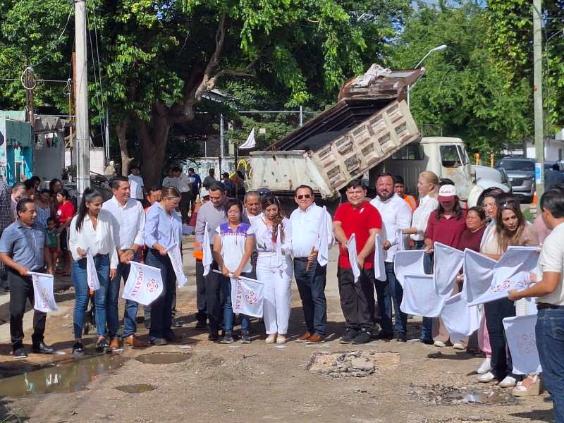 El gobernador Joaquín Díaz Mena arranca el Plan Bienestar en la colonia Delio Moreno, con obras de bacheo y limpieza en Mérida.