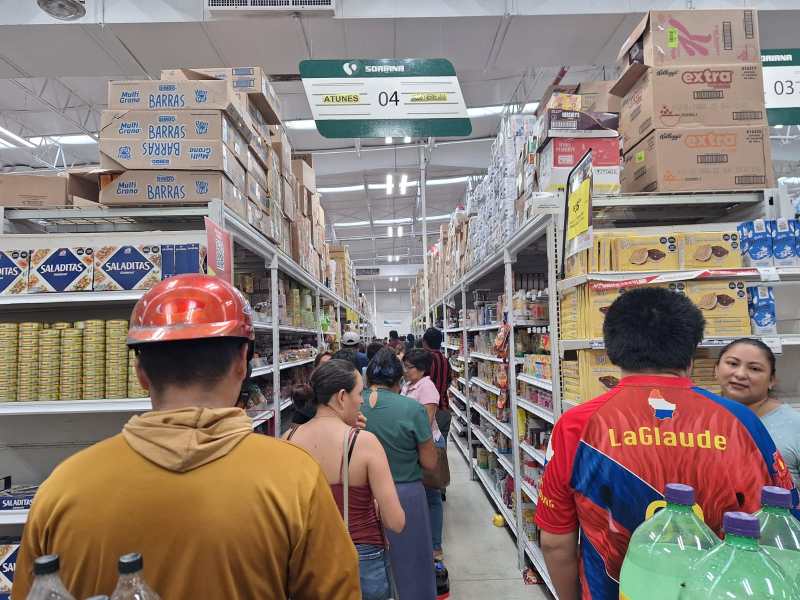 Progreseños abarrotan supermercados y gasolineras ante el huracán Milton. Se esperan fuertes efectos en las próximas horas.