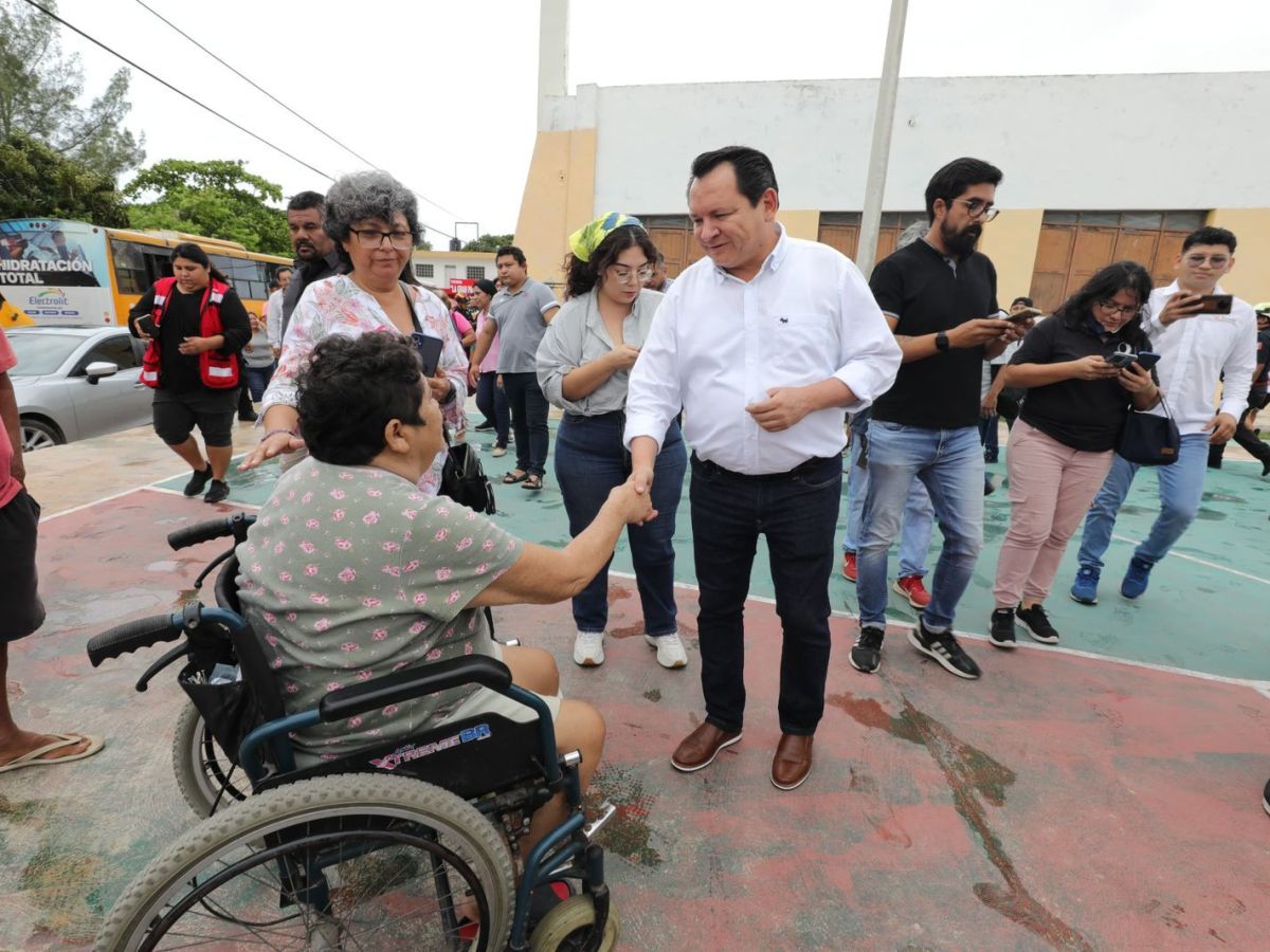 El Gobernador Joaquín Díaz Mena supervisa la evacuación en la costa yucateca por el huracán Milton. Alerta Roja en Yucatán. Refugios listos.