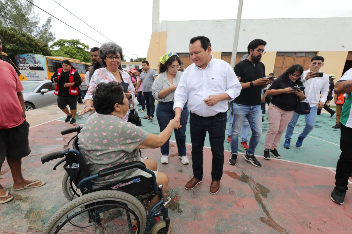 El Gobernador Joaquín Díaz Mena supervisa la evacuación en la costa yucateca por el huracán Milton. Alerta Roja en Yucatán. Refugios listos.