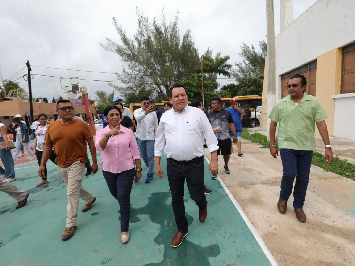 El gobernador Joaquín Díaz Mena pide a los residentes de la costa yucateca buscar refugio ante el avance del huracán Milton, categoría 5.