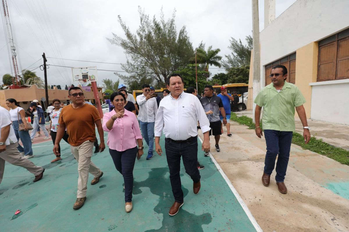 El gobernador Joaquín Díaz Mena pide a los residentes de la costa yucateca buscar refugio ante el avance del huracán Milton, categoría 5.