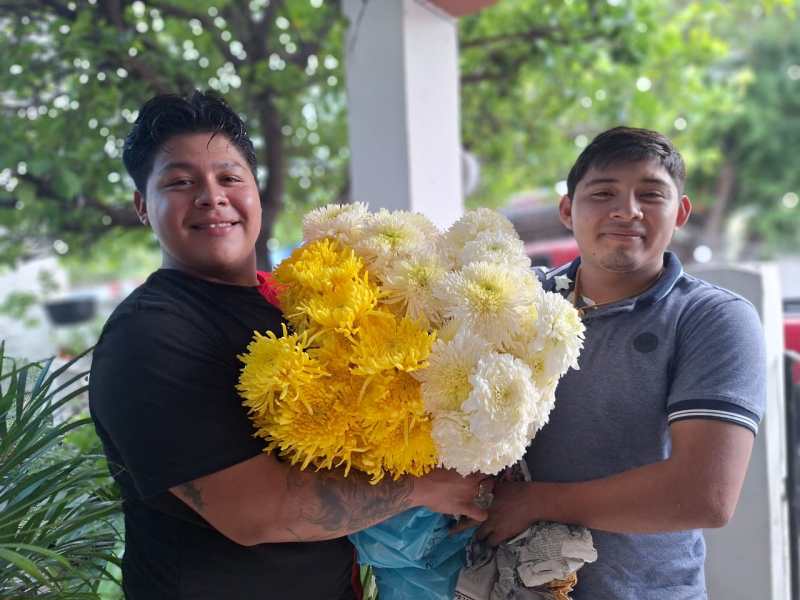 Flores llenan de color los altares de Hanal Pixán en Mérida, a pesar de los altos precios que afectan a los floristas de Chuburná.