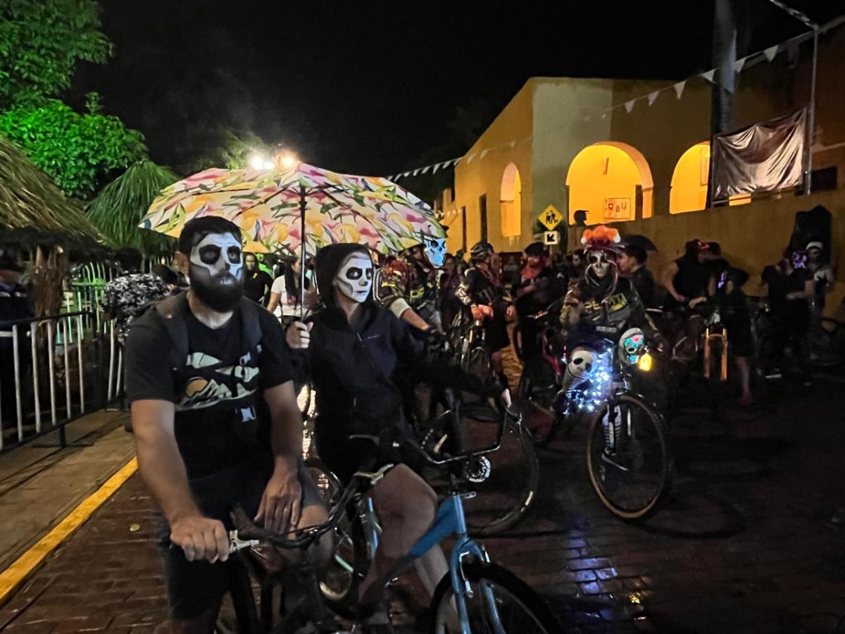 Participantes de la Rodada de las Ánimas recorrieron Mérida en bici desde la Ermita de Santa Isabel hasta el Cementerio General.