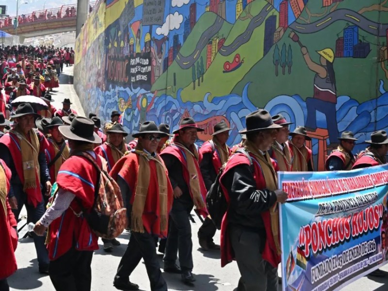 Campesinos e indígenas bloquean rutas en Bolivia en protesta por la posible aprehensión de Evo Morales por abuso. Tensión y enfrentamientos.