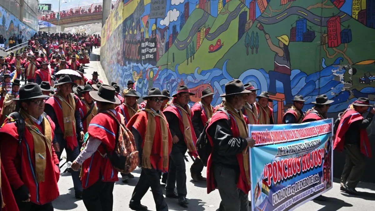 Campesinos e indígenas bloquean rutas en Bolivia en protesta por la posible aprehensión de Evo Morales por abuso. Tensión y enfrentamientos.