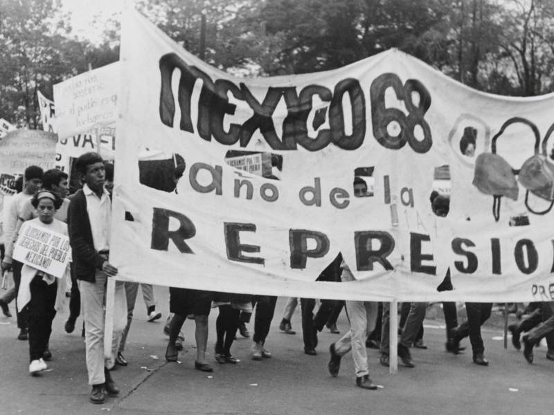 "El 2 de octubre de 1968 en México, el ejército reprimió brutalmente a estudiantes en Tlatelolco, dejando un legado de lucha por la justicia y la memoria."