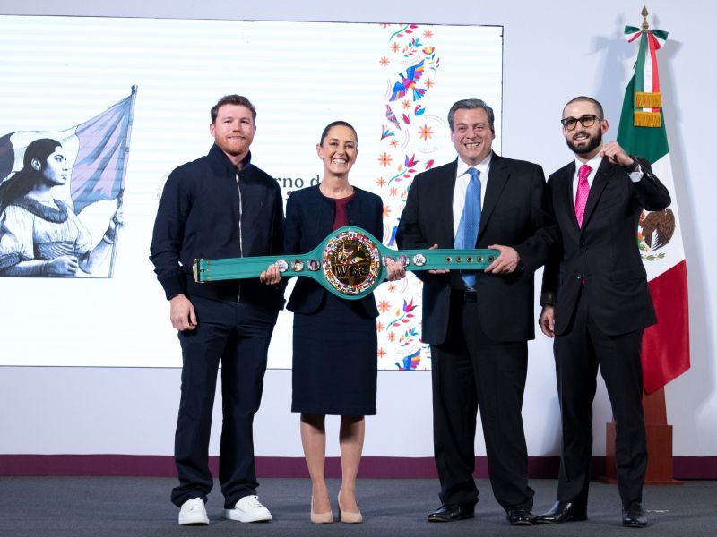 Saúl "Canelo" Álvarez visita la mañanera junto a Mauricio Sulaimán. Anuncian la clase más grande de boxeo para abril de 2025.